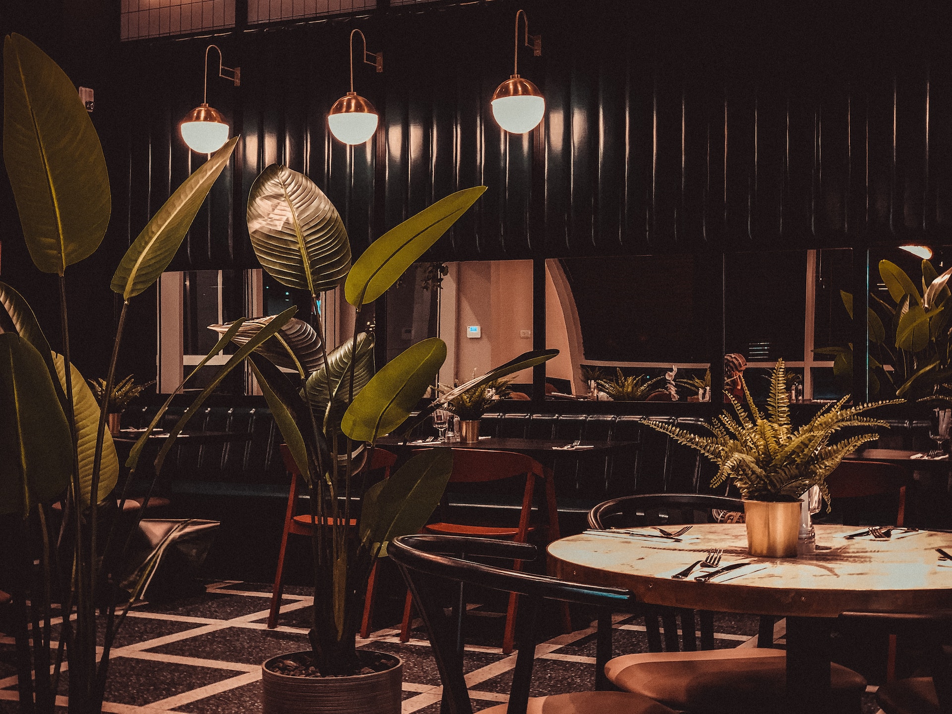 Lustra bar