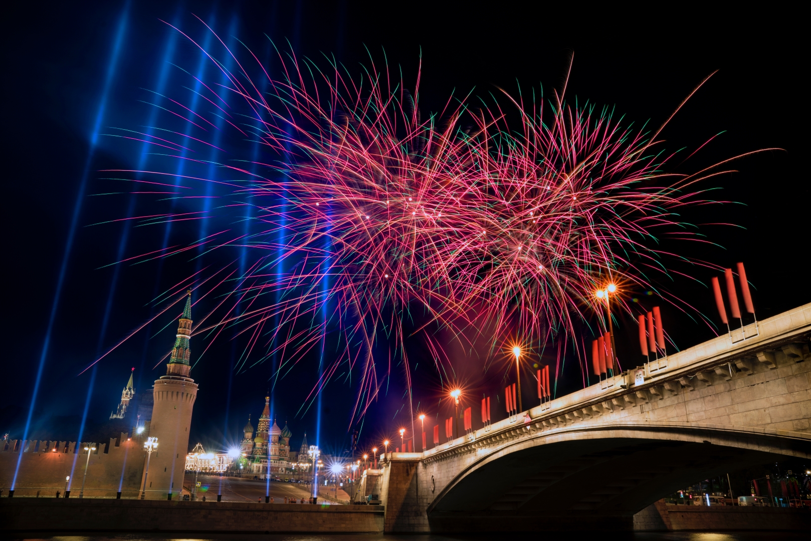 День Победы с живой музыкой и просмотром праздничного салюта на теплоходе «Алексия»