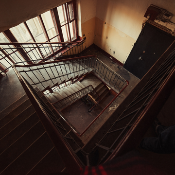 Пешеходная экскурсия «Очень петербургская прогулка: доходные дома, дворы и парадные лестницы» со скидкой до 61%