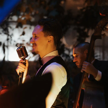 Концерт при свечах «Джаз. Фрэнк Синатра» в Оранжерее Таврического сада со скидкой 30%