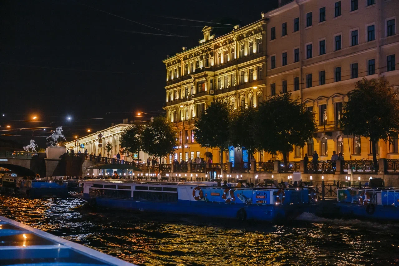 Ночная прогулка «Романтичный саксофон» на теплоходе со стеклянной крышей