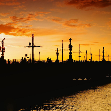 «Золотые часы Петербурга» круиз на закате по Неве и заливу в тёплом салоне теплохода с живой музыкой со скидкой до 67%