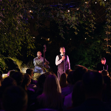 Концерт при свечах «Fly me to the moon. Джаз на луне» в Оранжерее Таврического сада со скидкой 30%