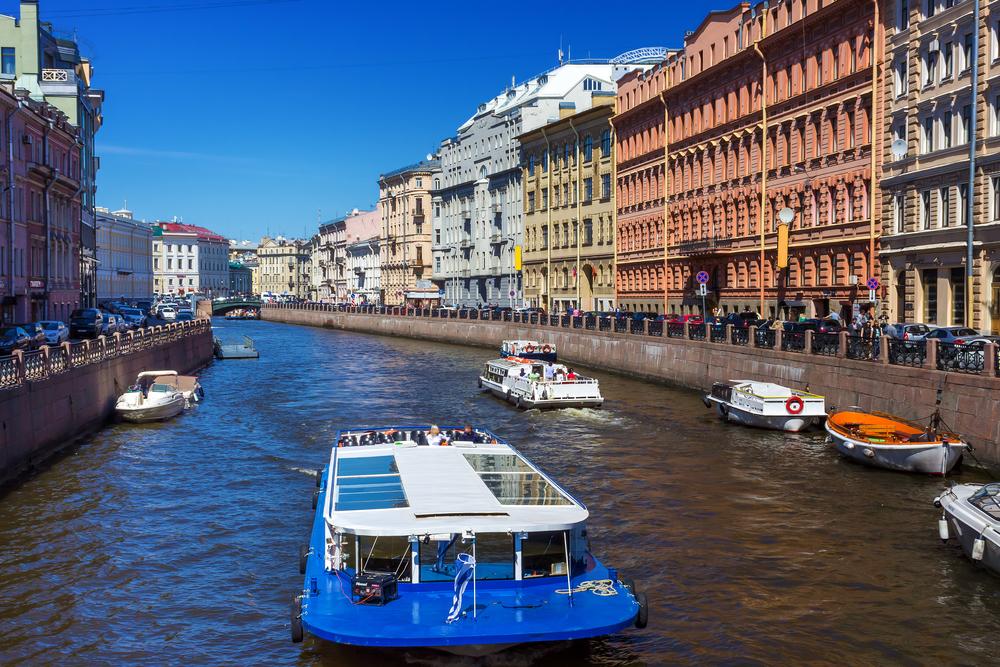 В Петербурге стартовали прогулки по рекам и каналам