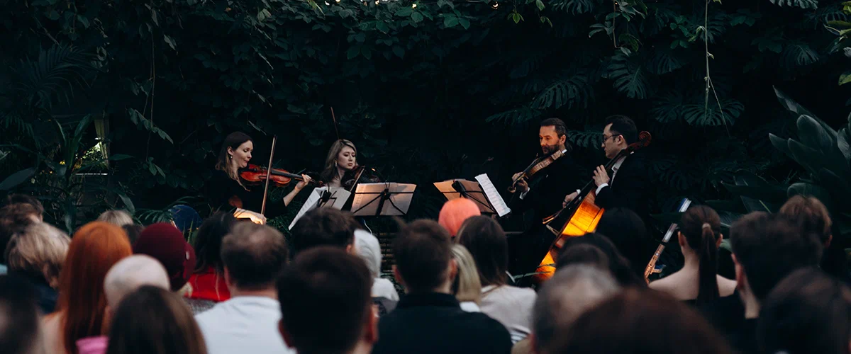 Концерт при свечах «Итальянские саундтреки: Эйнауди, Морриконе, Рота» в оранжерее Таврического сада со скидкой 35%