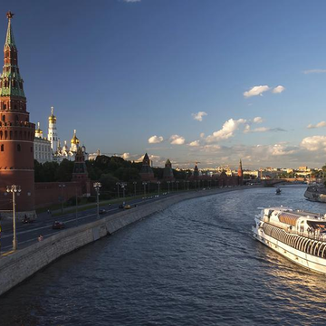 Речная прогулка по центру Москвы от парка «Зарядье» до причала «Киевский вокзал» со скидкой 50%