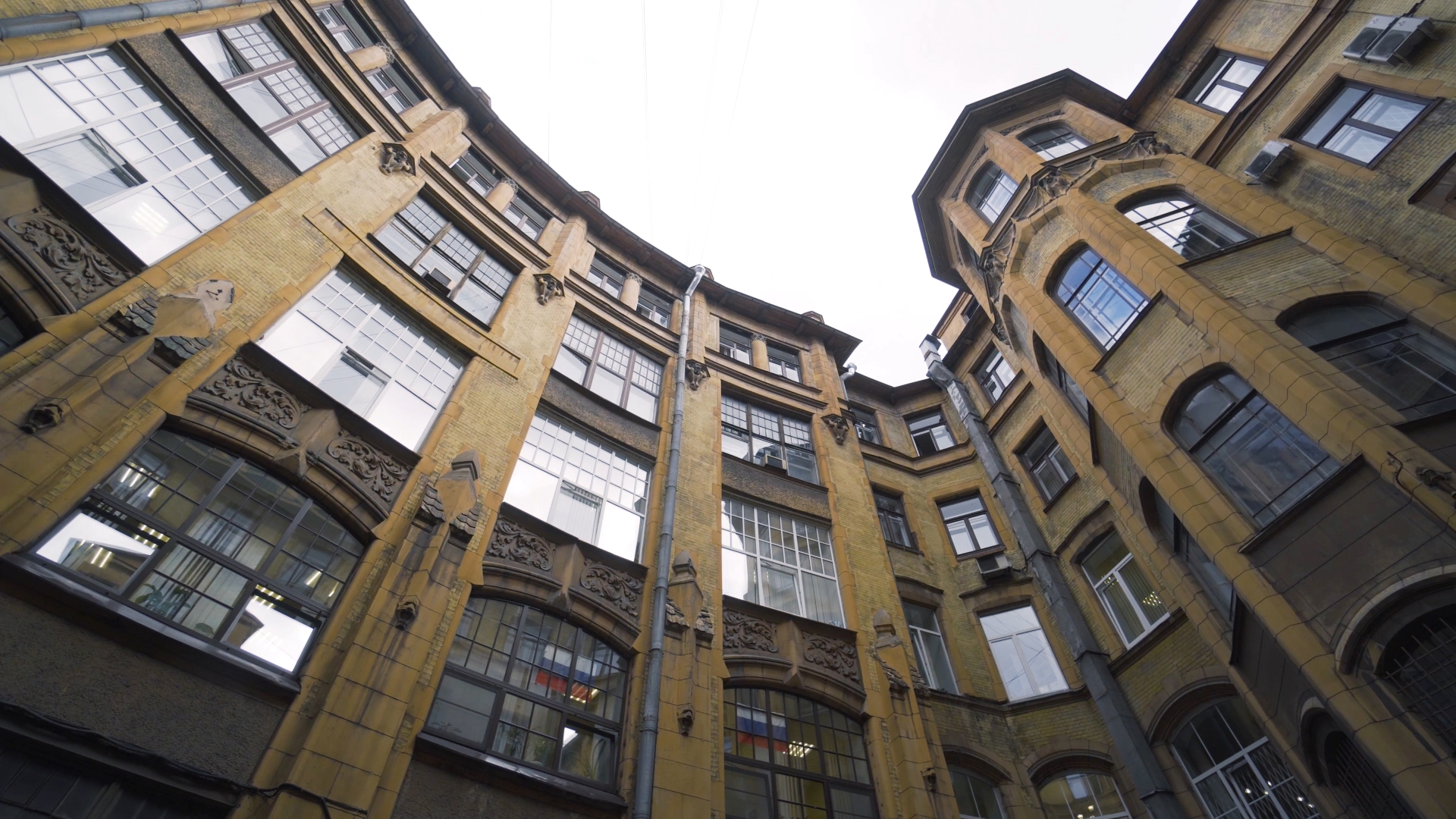 Индивидуальная экскурсия «Исследуя Петербург: витражи, дворы, высоты» со скидкой 54%