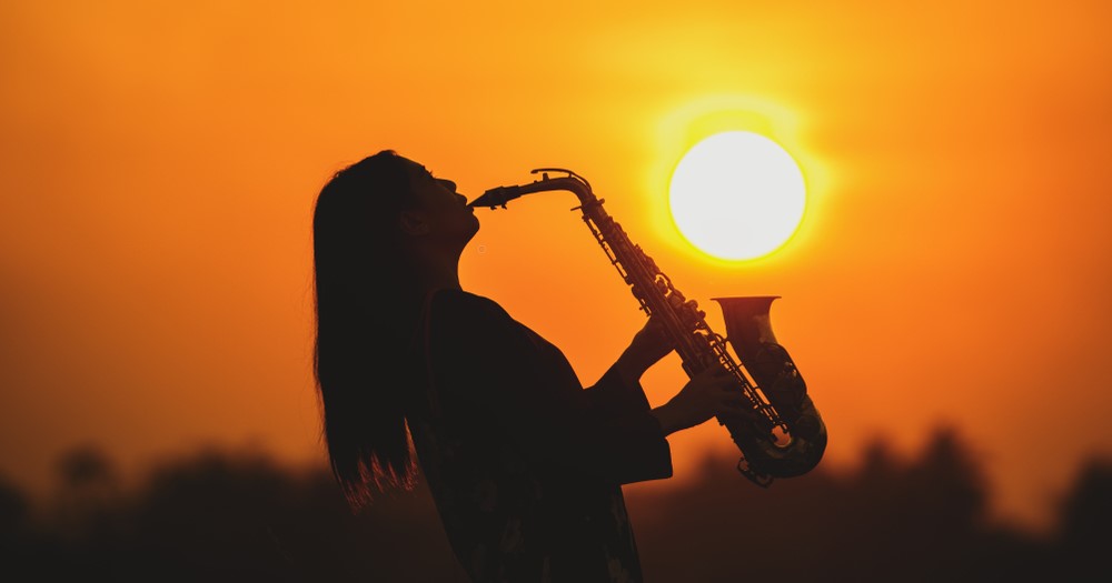 Джазовая прогулка на большом комфортабельном двухпалубном теплоходе во время заката со скидкой 50%