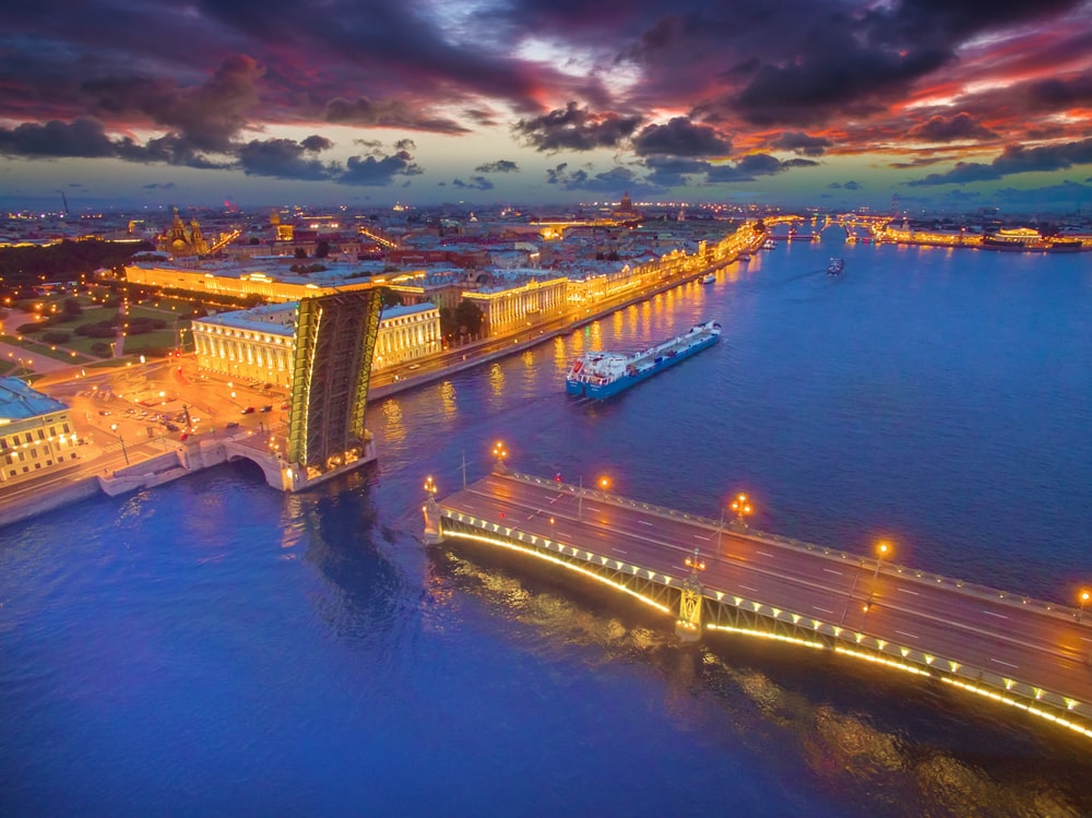 Автобусная экскурсия «Ночной Петербург» с прогулкой на теплоходе со скидкой до 28%
