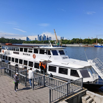 Прогулка на комфортабельном теплоходе «Флагман» от «Китай-города» до «Киевского вокзала» со скидкой 50%