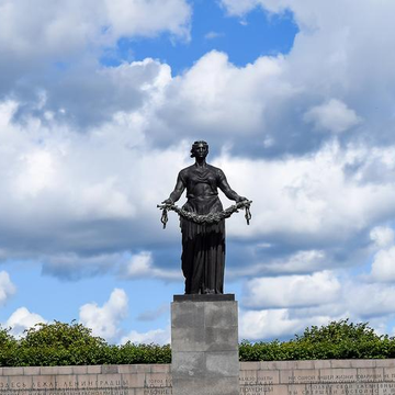 Автобусная экскурсия «Блокадный Ленинград» с посещением Пискарёвского мемориального кладбища со скидкой до 67%