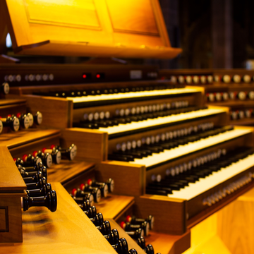 Органный концерт при свечах «Топовые саундтреки и вселенная Баха» со скидкой 30%