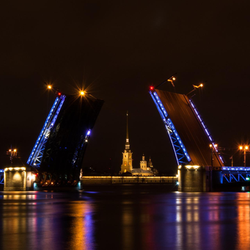 Ночная прогулка на теплоходе по рекам и каналам с видом на разводные мосты со скидкой до 67%