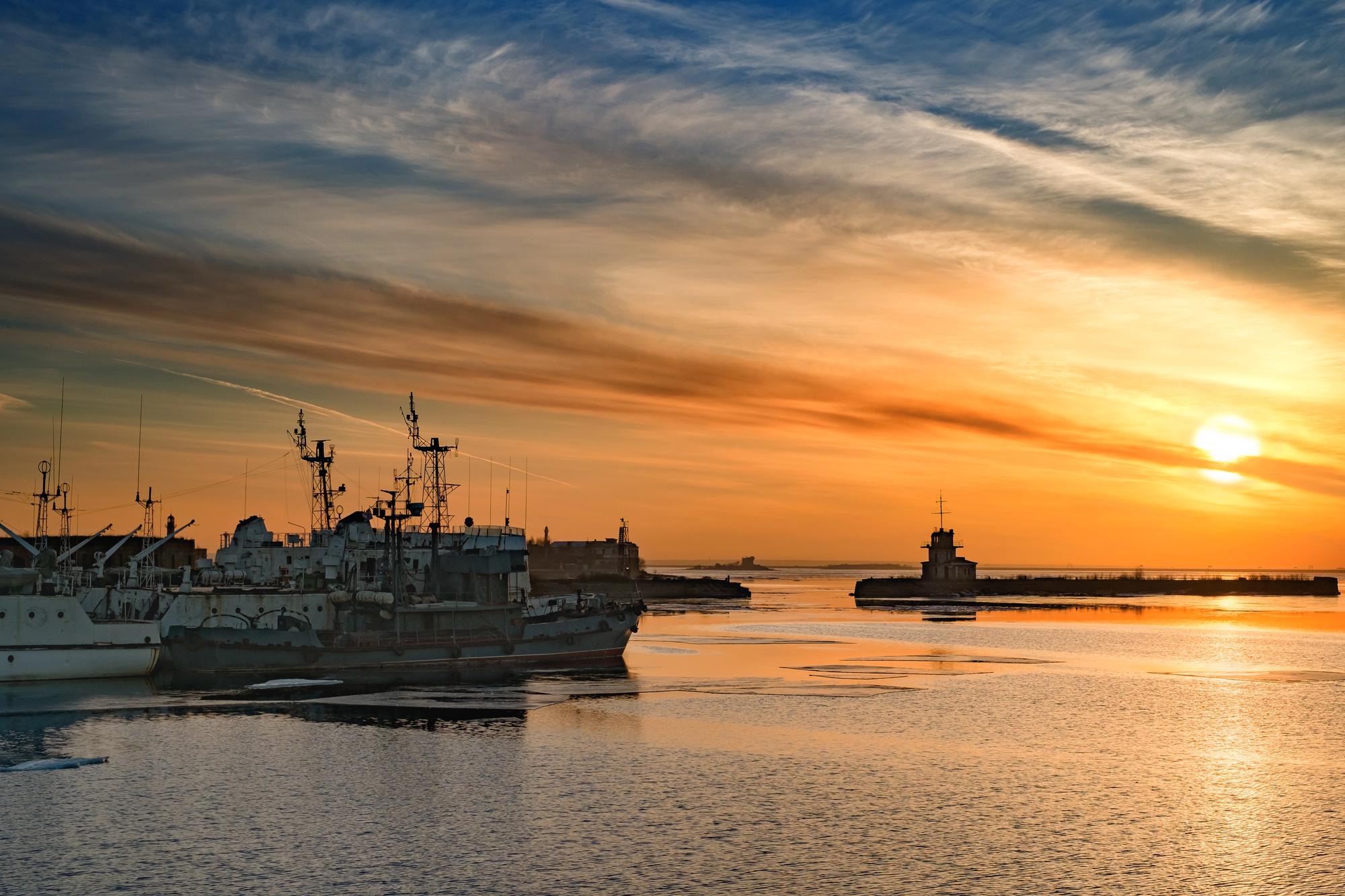 Эксклюзивный тур «Петергоф — Кронштадт» со скидкой 40%