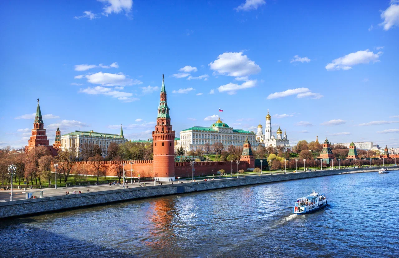 Обзорная прогулка на теплоходе от Парка «Зарядье» по центру Москвы