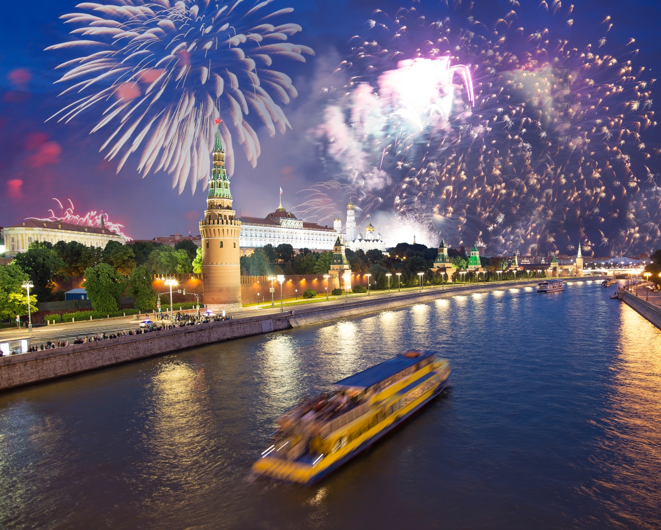 День победы с живой музыкой, ужином и просмотром праздничного фейерверка на теплоходе «Августина»