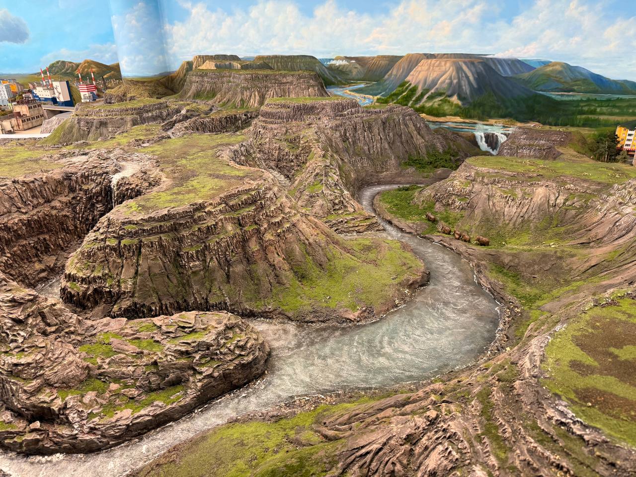 Действующий вулкан, космодром и мамонты: «Царь-макет» открыл новый зал об азиатской части России