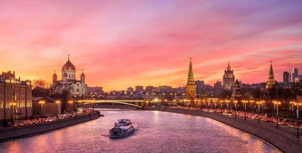 Вечерняя прогулка с диско по Москва-реке на теплоходе «Флагман» от причала «Киевский» со скидкой 50%