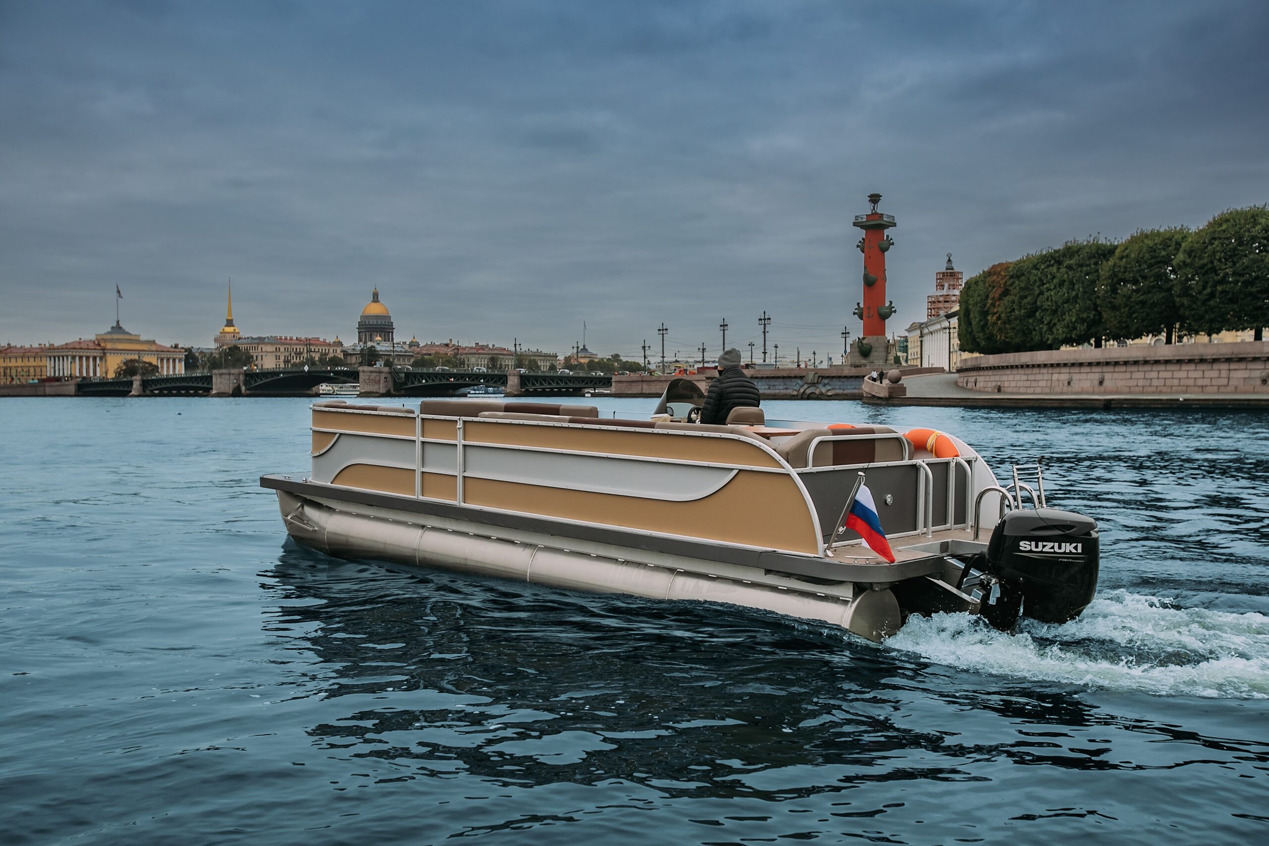 Речная прогулка на катамаране «Шмель» с капитаном со скидкой 35%