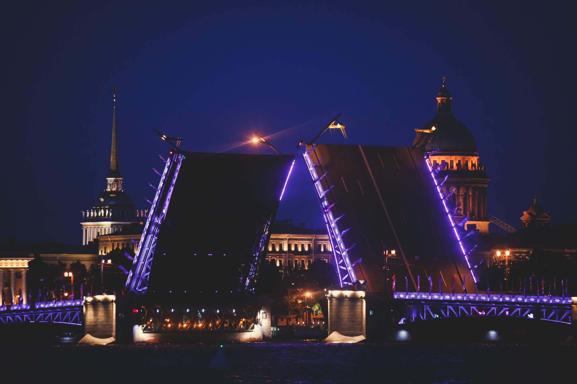 Экскурсия под разводными мостами «Отблески белых ночей»