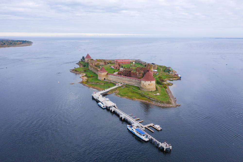 Автобусная экскурсия «Дню Победы посвящается: Шлиссельбург и крепость Орешек» со скидкой до 33%