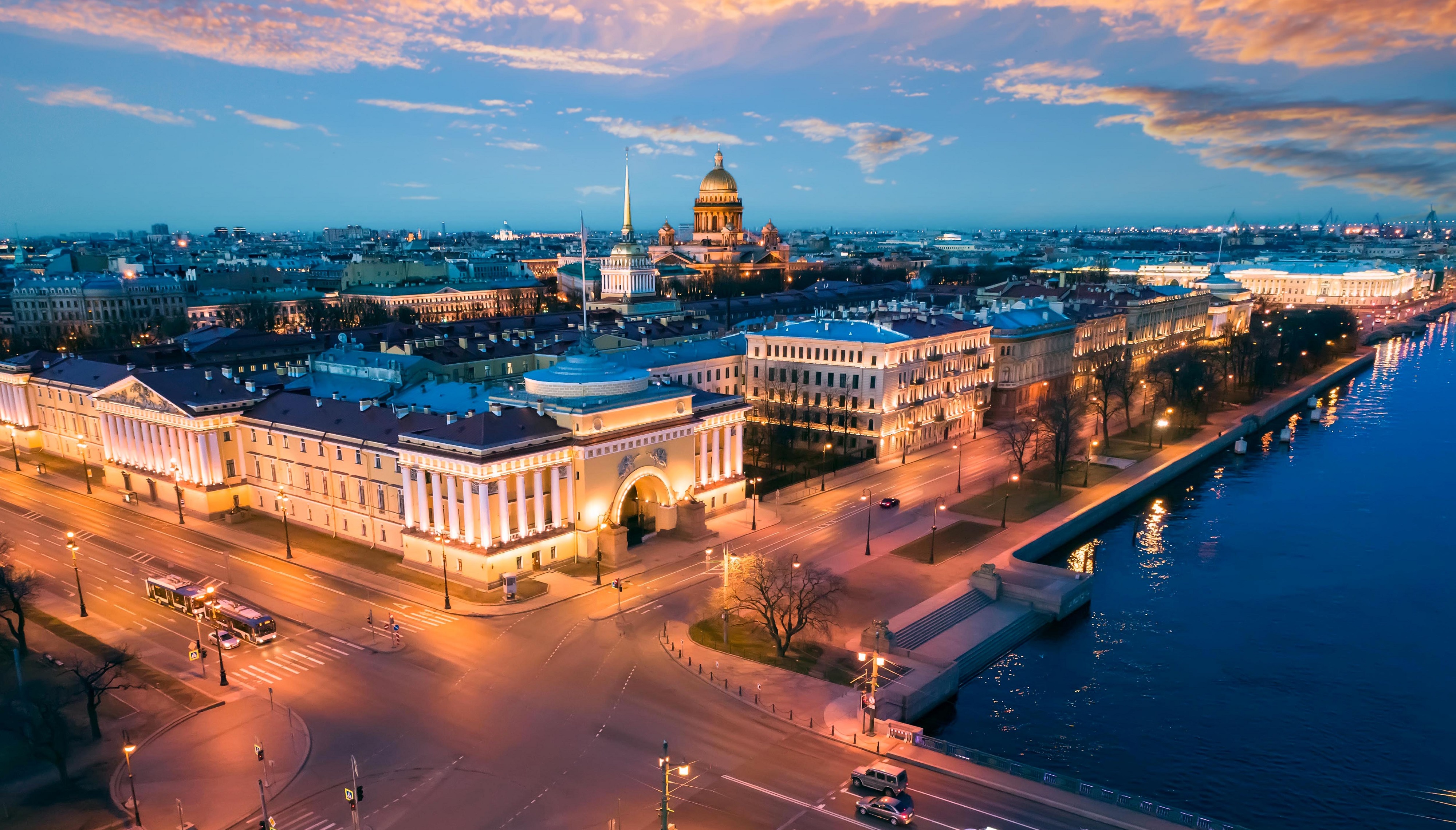 Прогулка на теплоходе «Ночной Петербург» от Эрмитажной пристани со скидкой 50%
