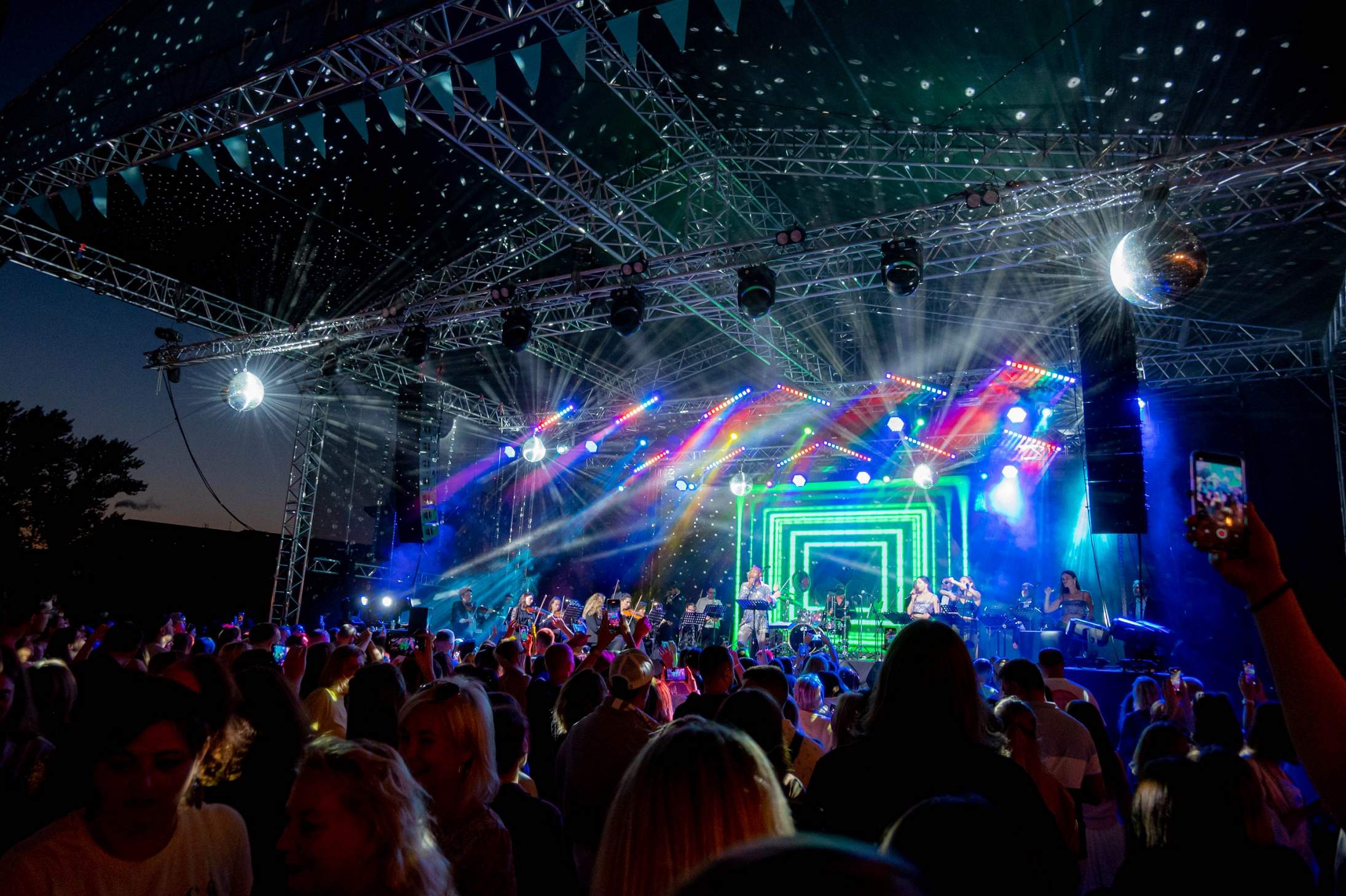 Мировые поп-хиты на крыше с симфоническим оркестром со скидкой 25%