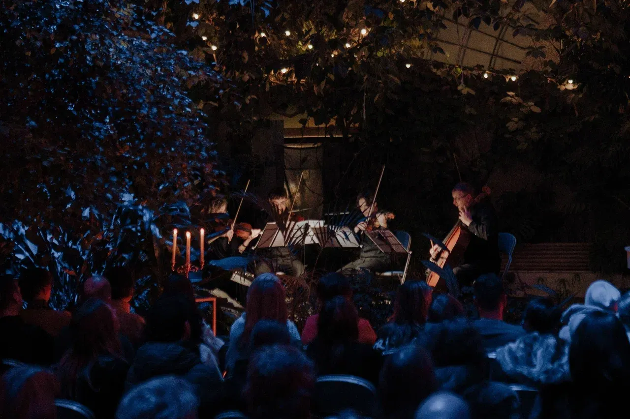 Концерт при свечах «Cимфония Queen» (Queen Symphony) в Оранжерее Таврического сада со скидкой до 30%