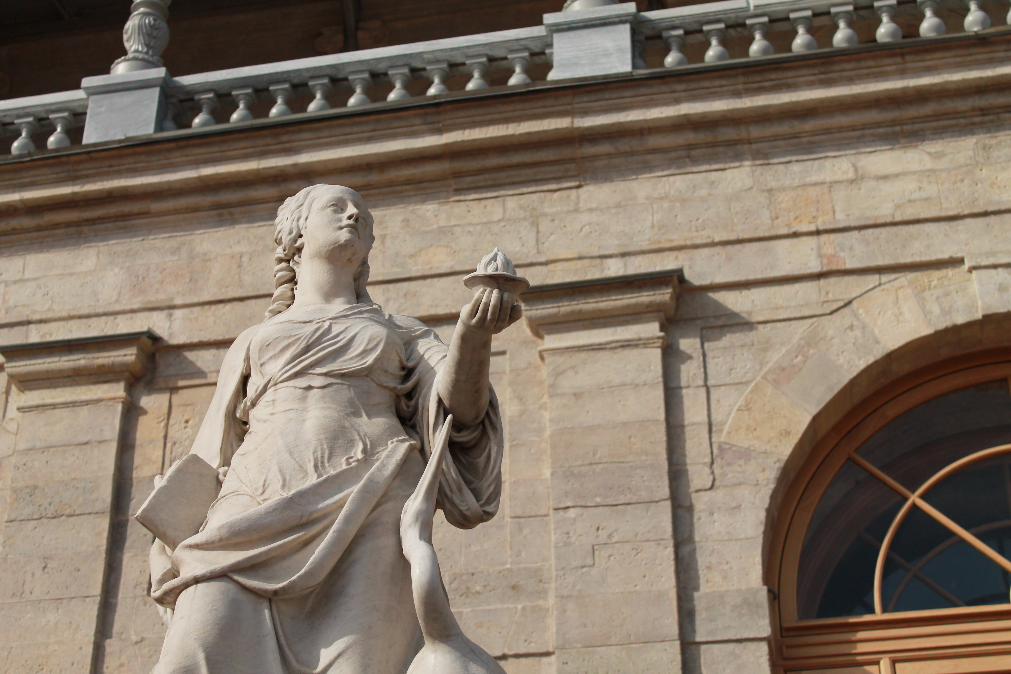 Автобусная экскурсия в Гатчину с посещением Большого дворца со скидкой до 22%