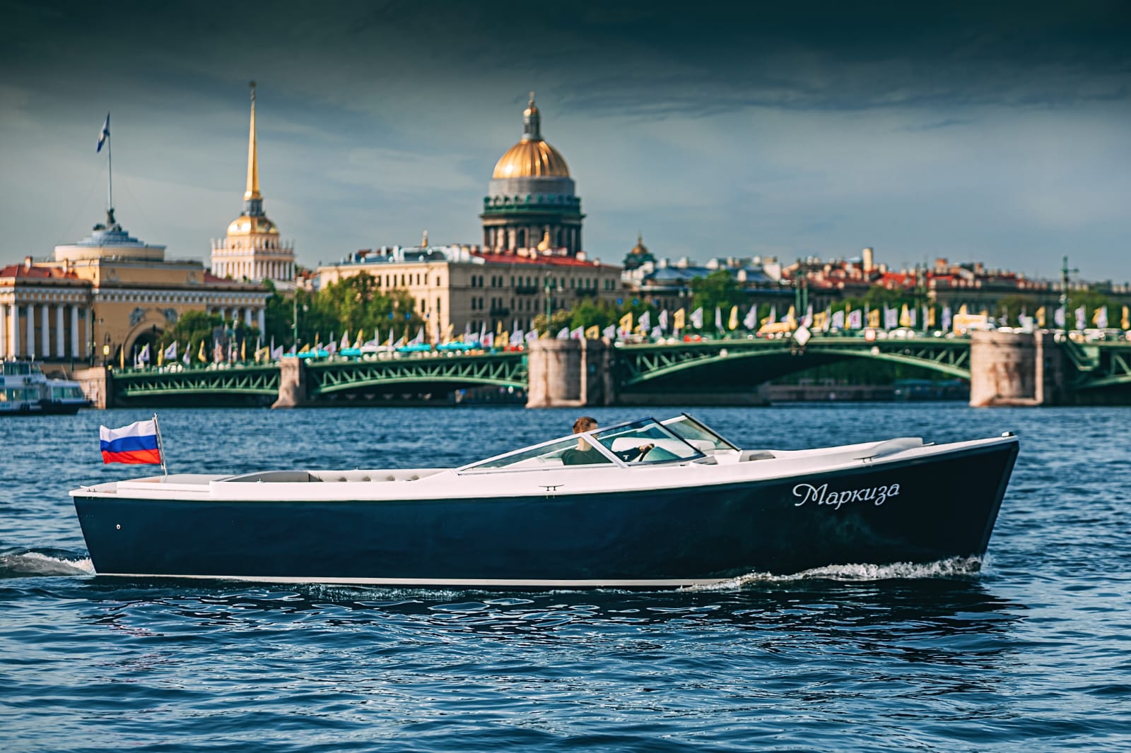 Аренда катера премиум-класса «Маркиза» с капитаном со скидкой 21%