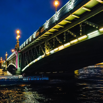 Прогулка на теплоходе «Петербургская ночь и развод мостов» со скидкой до 50%