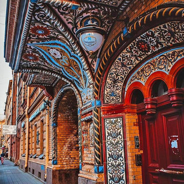 Большая экскурсия по парадным и знаменитым дворам со скидкой 41%