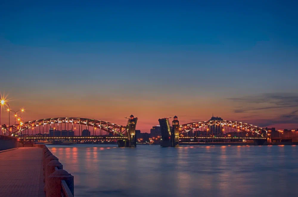 Автобусная экскурсия по вечернему Петербургу к Лахта-центру с прогулкой на развод мостов на теплоходе со скидкой 52%