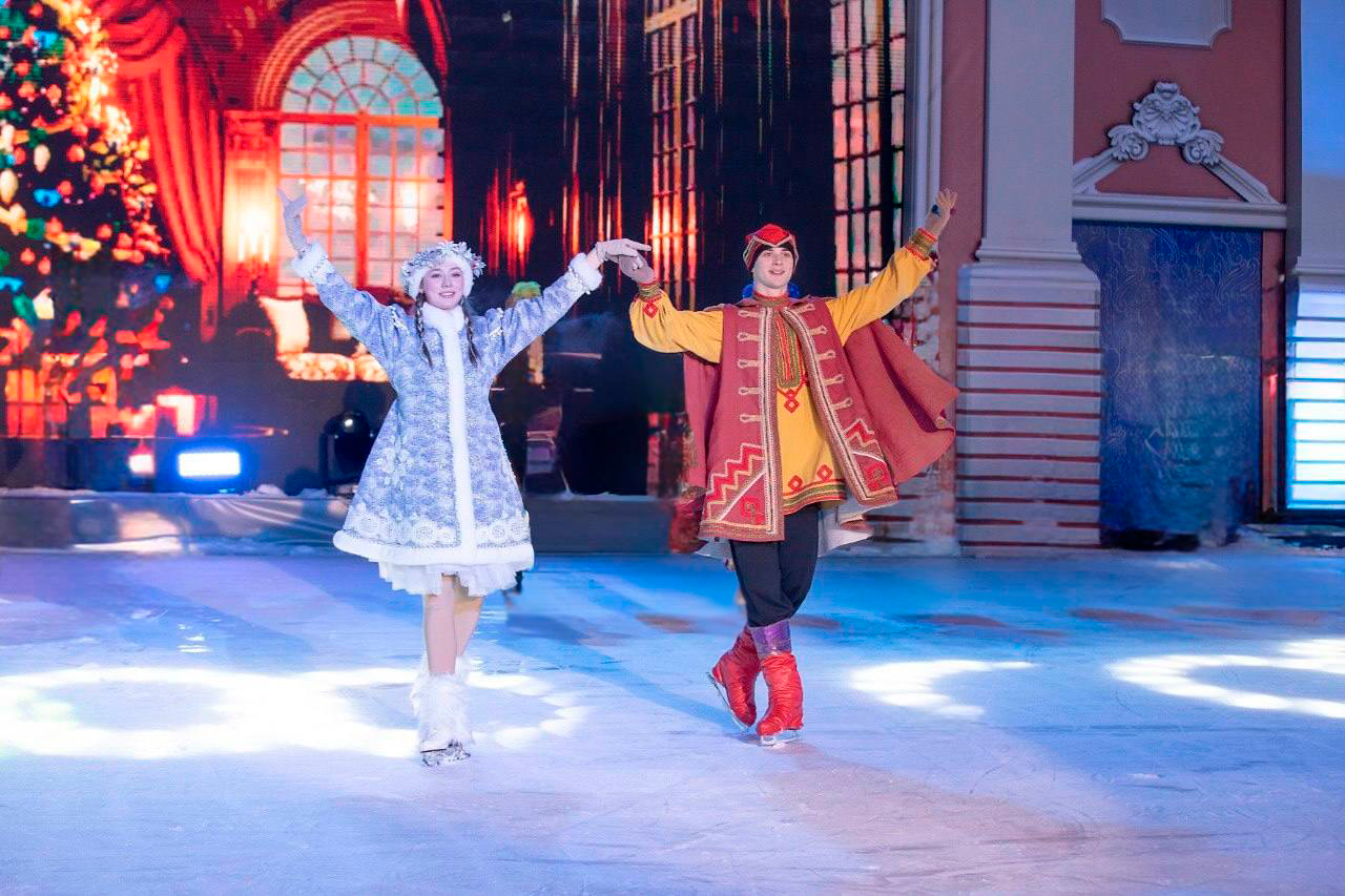 Спектакль на льду «Снегурочка» на Конюшенной площади Спектакль на льду «Снегурочка» на Конюшенной площади
