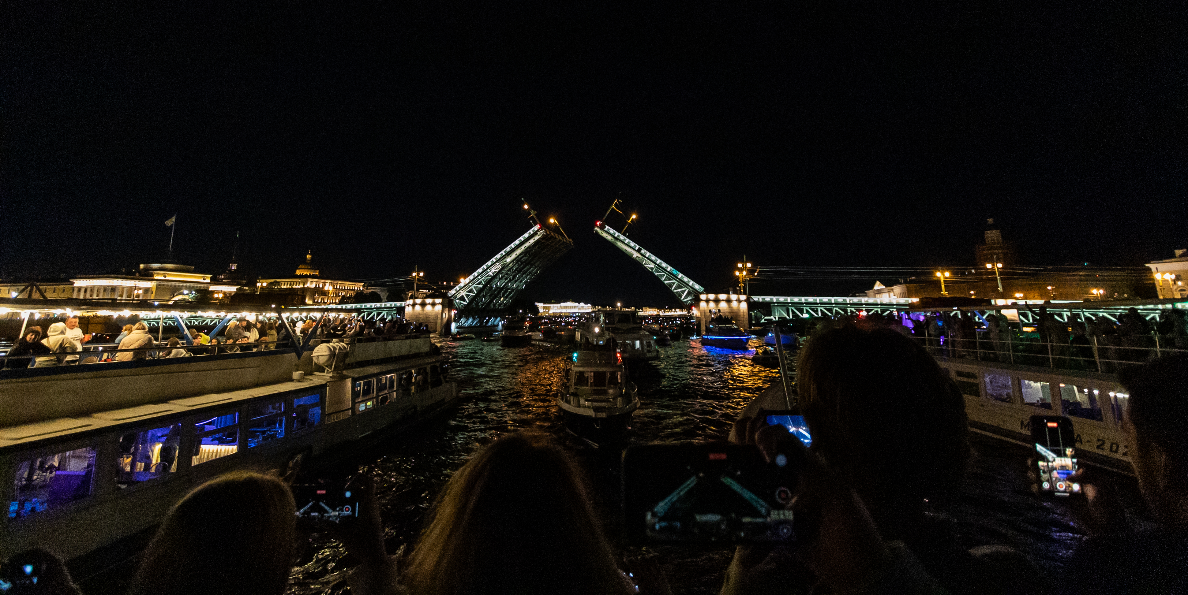 Ночная прогулка на теплоходе «Час разводных мостов» со скидкой до 36%