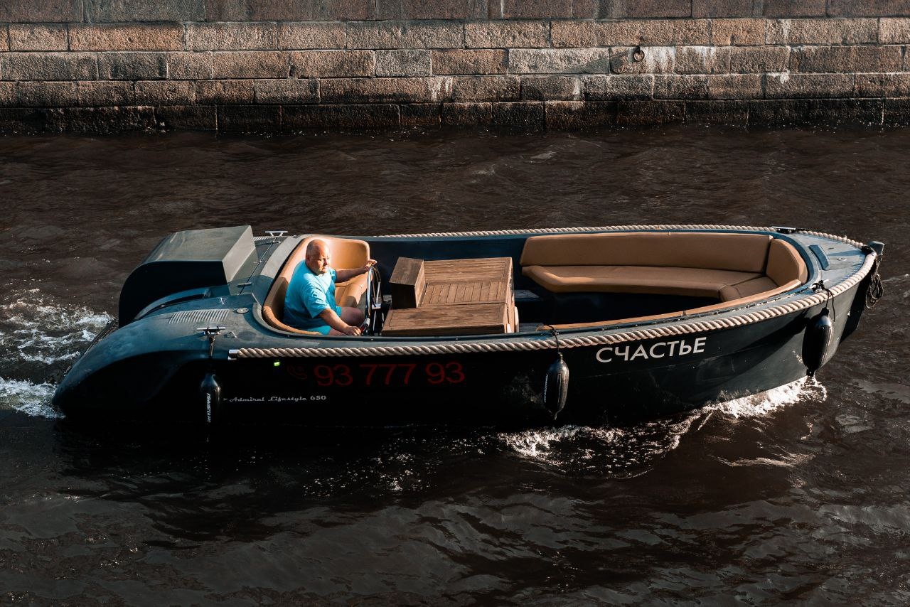 Аренда катера «Счастье» с капитаном со скидкой до 30%
