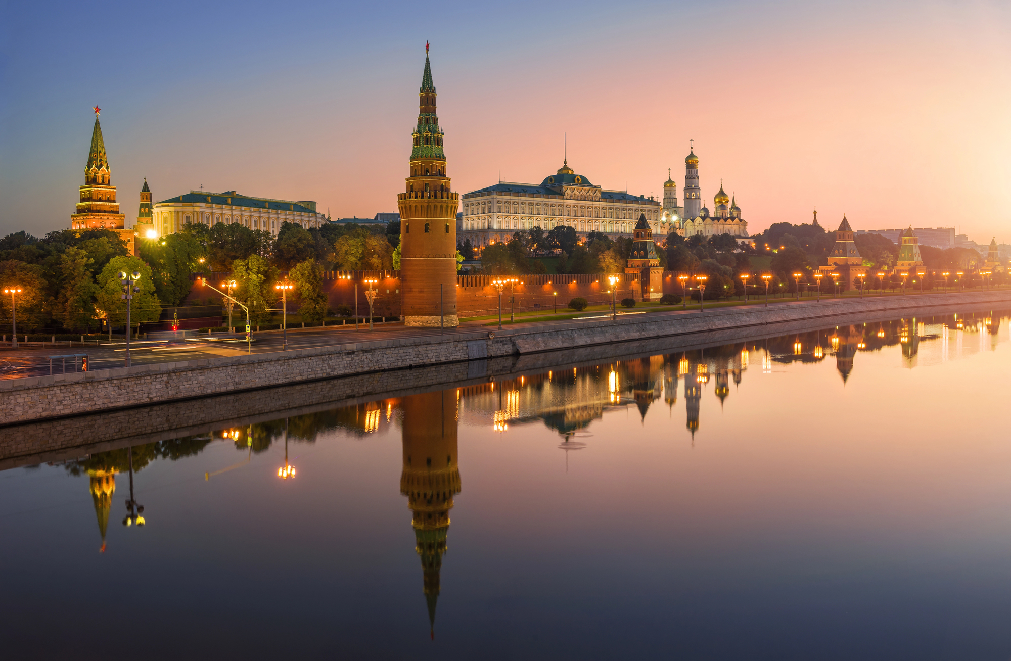 Круговая речная прогулка по центру Москвы от Парка «Зарядье» со скидкой 50%