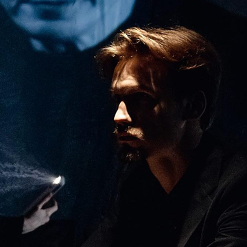 Спектакль «Лицо сестры в сиянии стекла»