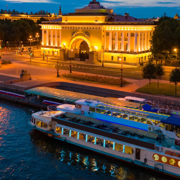 Вечерняя прогулка под звуки саксофона на двухпалубном теплоходе со скидкой до 63%