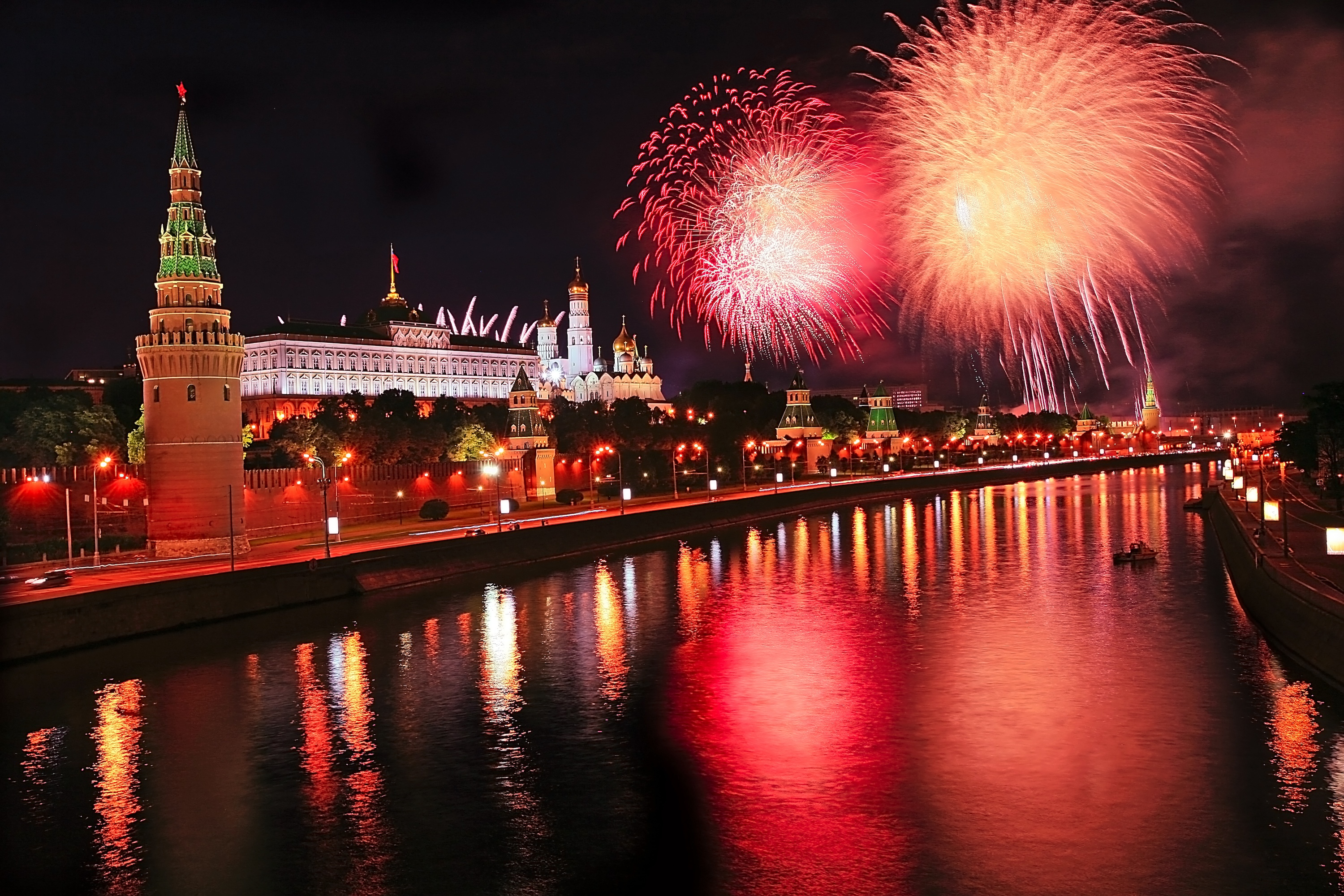 Круиз по центру Москвы на комфортабельном теплоходе «Снегири» с просмотром салюта ко Дню Победы со скидкой 50%