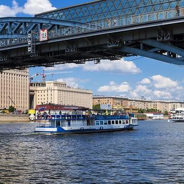 Речная прогулка по центру Москвы вокруг Золотого острова от причала «Третьяковский»