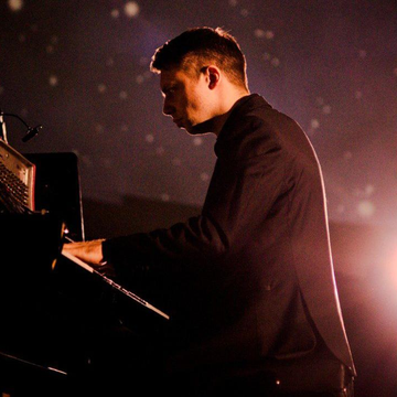 Концерт «Рояль в темноте. Рок под звездами» в Планетарии со скидкой 20%