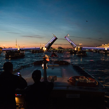 Ночная экскурсия под разводными мостами от набережной реки Мойки со скидкой до 55%