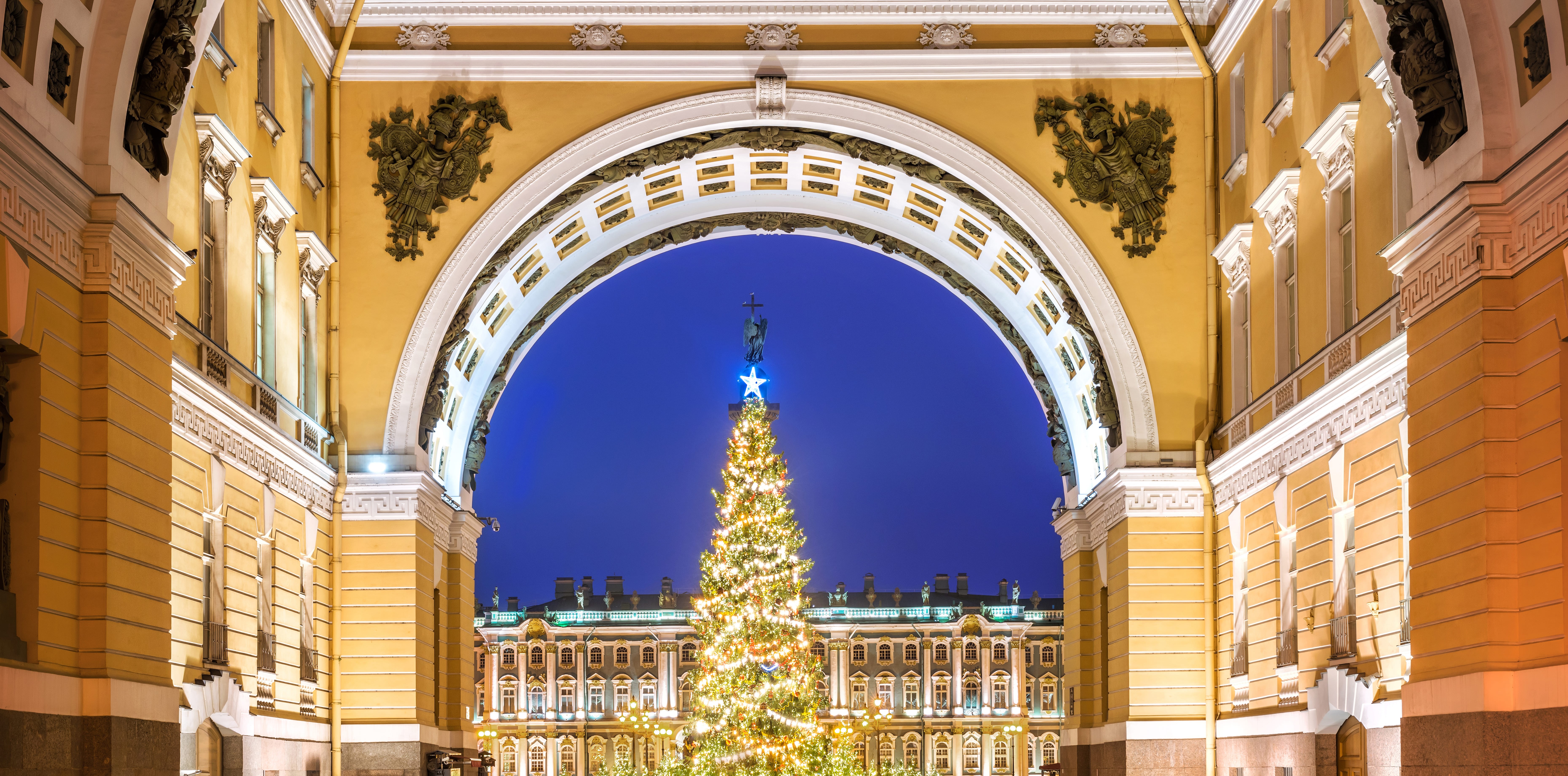 Новогодняя экскурсия «Самые красивые ёлки Петербурга» со скидкой 50%