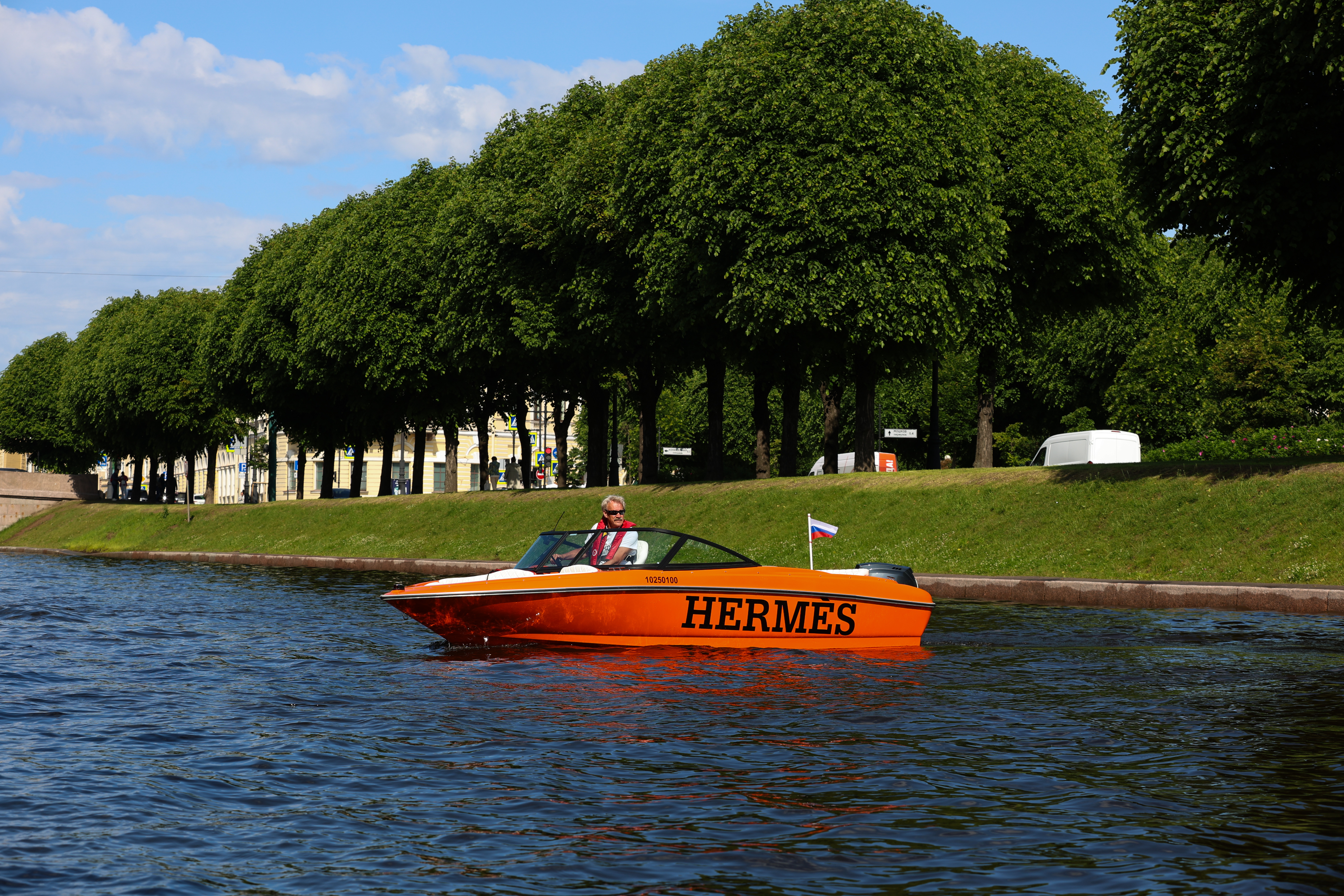 Аренда катера «Эрмес» с капитаном со скидкой 35%