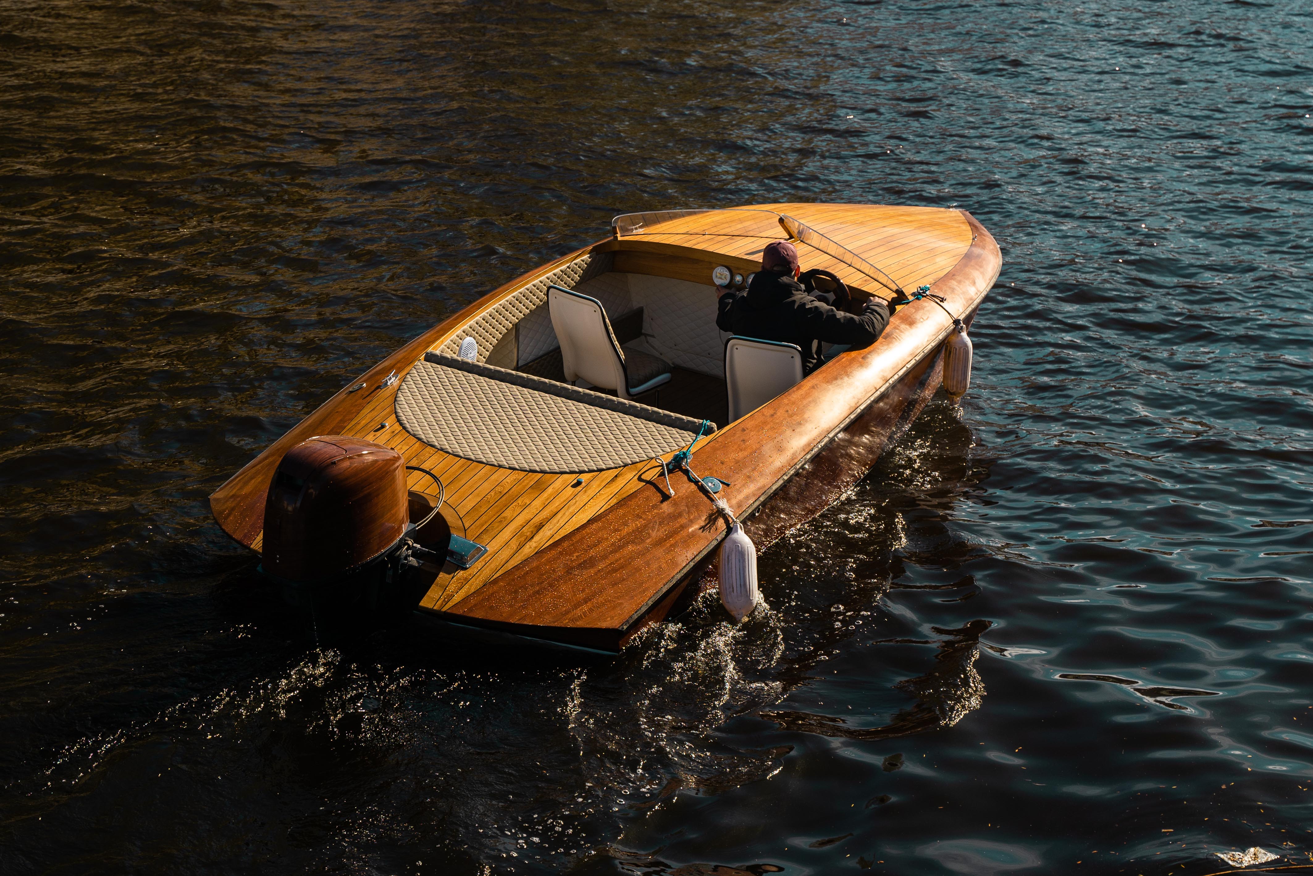 Аренда катера «Ода» с капитаном со скидкой 41%