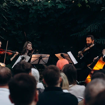 Концерт при свечах «Итальянские саундтреки: Эйнауди, Морриконе, Рота» в Оранжерее Таврического сада со скидкой до 35%