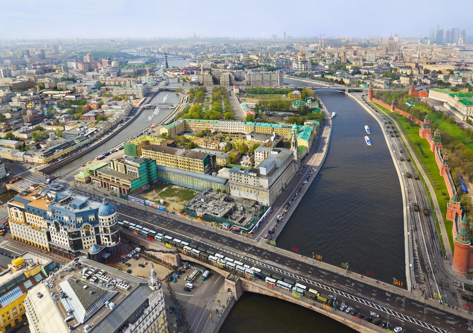 День России 2025: бесплатные парковки в Москве 12-14 июня