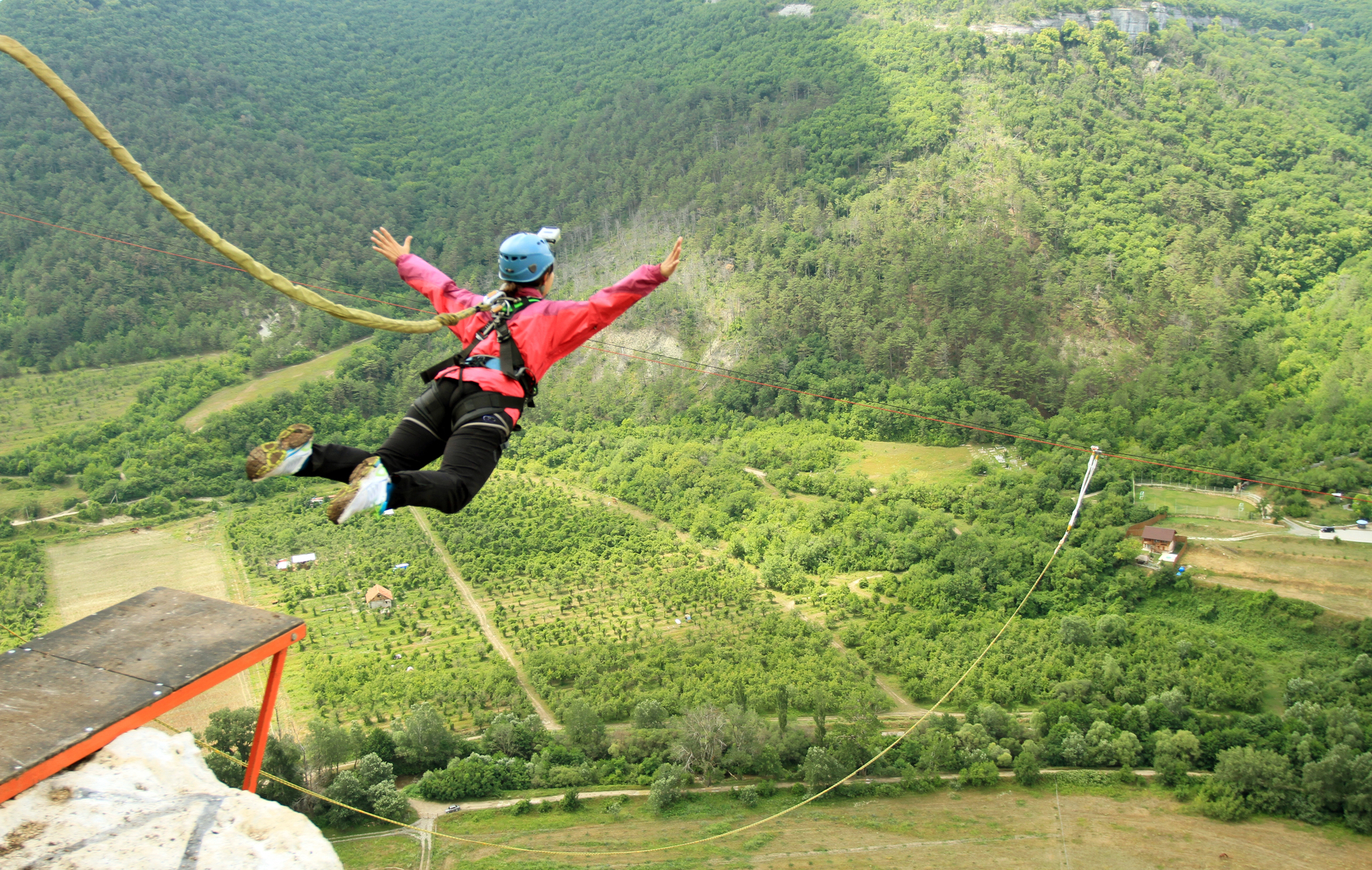 Индивидуальная экскурсия в Скайпарк, форелевое хозяйство и Ахштырскую пещеру со скидкой 20%