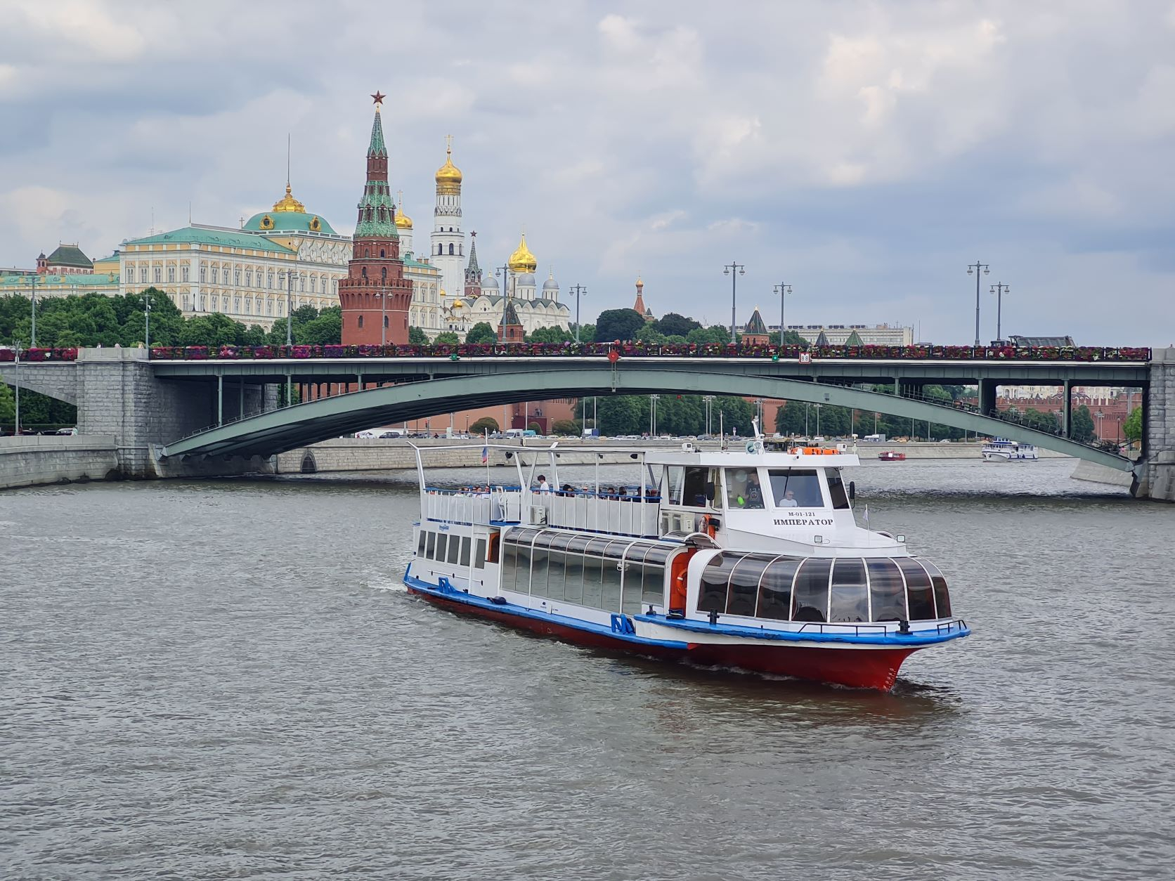 Речная прогулка на панорамном теплоходе Император с аудиогидом по всему центру Москвы от Парка «Зарядье» до Киевского вокзала